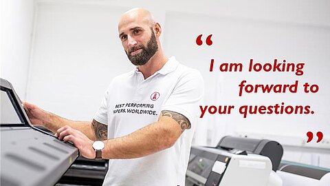 Employee of Felix Schoeller standing in front of a printer